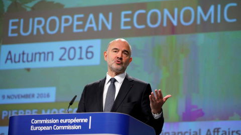 El comisario europeo de Asuntos Económicos y Financieros, Pierre Moscovici, da una rueda de prensa para presentar las previsiones económicas de otoño para la eurozona en Bruselas. / OLIVIER HOSLET (EFE)