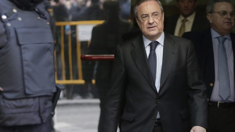 El presidente del Real Madrid, Florentino Pérez, tras declarar hoy como testigo ante el juez de la Audiencia Nacional Eloy Velasco. EFE/Emilio Naranjo