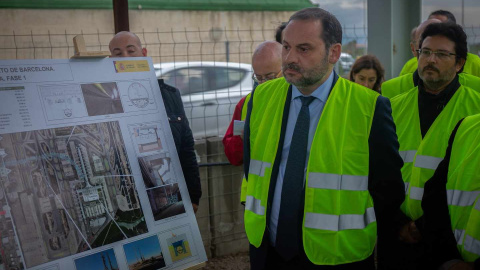 El ministro de TRansportes (antes Fomento), José Luis Ábalos, visita las obras de la futura estación intermodal T2 del Aeropuerto de El Prat. E.P./David Zorrakino