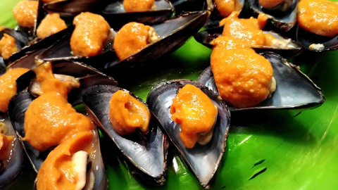 Mejillones con salsa romesco. 