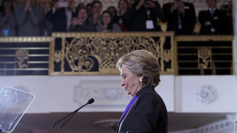 Hillary Clinton hace una pausa mientras se dirige a su asesores y personal de campaña y a sus simpatizantes tras las elecciones estadounidenses, en un hotel en la ciudad de Manhattan. REUTERS / Brian Snyder