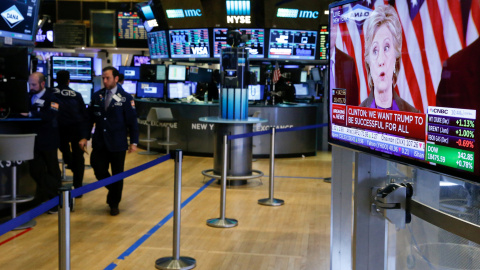 Una pantalla en la Bolsa de Wall Street muestra a Hillary Clinton mientras se dirige a su personal y a sus simpatizantes tras las elecciones. REUTERS / Brendan McDermid.