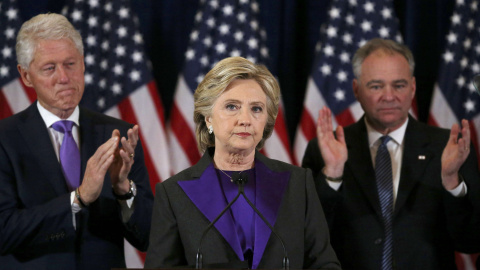 Hillary Clinton, junto a su marido, el expresidente Bill Clinton y el candidato a la vicepresidencia Tim Kaine, en su mensaje a sus seguidores tras la derrota frente a Donald Trump en las elecciones presidenciales en EEUU. REUTERS/Carlos Ba