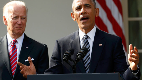 Barack Obama, flanqueado por su vicepresidente, Joe Biden, durante su comparecenia en la Casa Blanca. / KEVIN LAMARQUE (EFE)