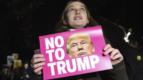 Protesta contra de la elección de Donald Trump frente a la embajada estadounidense en Londres. / EFE