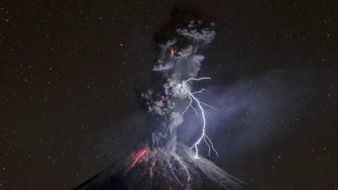 El volcán de Colima, México, entra en erupción el 13 de diciembre y expulsa rocas, rayos y lava. - SERGIO TAPIRO / Tercer premio Fotografía Individuales WPF 2015 Naturaleza