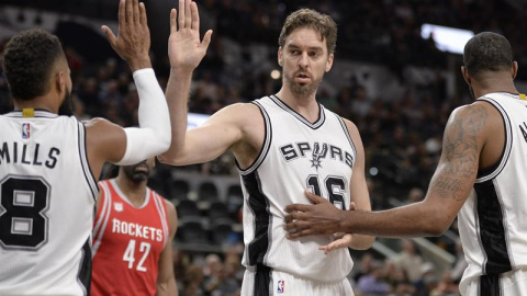 El pívot de los San Antonio Spurs Pau Gasol (c), celebra una canasta con sus compañeros, el australiano Patty Mills (i) y LaMarcus Aldridge (d). /EFE