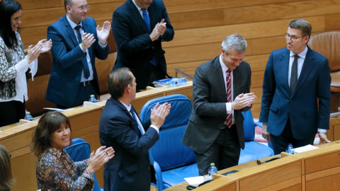 El presidente de la Xunta Alberto Núñez Feijóo (d) recibe el aplauso de su grupo tras su intervención en la segunda sesión del debate de su investidura, hoy en el Parlamento de Galicia, en Santiago de Compostela. EFE/Lavandeira jr