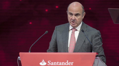 Fotografía facilitada por el Ministerio de Economía del titular del departamento, Luis de Guindos, en el discurso pronunciado en la Ninth Santander International Banking Conference, organizada por el Banco Santander en Madrid. EFE/