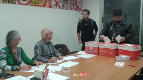 Militantes de Esquerra Unida i Alternativa depositan su voto ayer. /EUiA