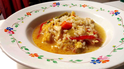 Arroz caldoso de pollo casero. 