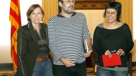 La presidenta del Parlament, Carme Forcadell (i), junto al líder de la CUP, Antonio Baños, y la diputada Anna Gabriel (d). /EFE