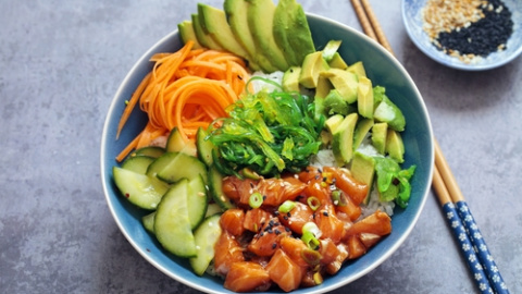 Poké bowl de salmón con salsa. 