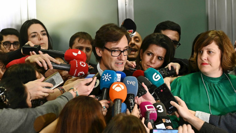 El ministro de Sanidad, Salvador Illa (c), realiza declaraciones a los medios, este martes en Madrid con motivo del Consejo Interterritorial del Sistema Nacional de Salud (SNS), donde participa junto a los consejeros de Sanidad de las comun