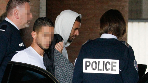 Karim Benzema saliendo de los juzgados de Versalles. /AFP