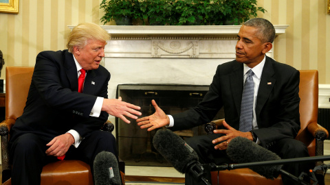 El presidente de EEUU, Barack Obama, y el presidente electo, Donald Trump, se estrechan  la mano delante de los periodistas en el Despacho Oval de la Casa Blanca, en su primera reunión tras las elecciones en EEUU. REUTERS/Kevin Lamarque