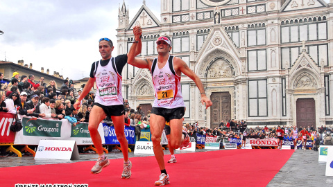 Luis Enrique a su llegada a la línea de meta en la maratón de Florencia.