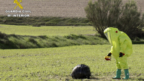 Fotografía facilitada por la Guardia Civil de la actuación realizada por el Grupo de Desactivación de Artefactos Explosivos (GEDEX) con la colaboración de un supervisor de instalaciones radioactivas, dependiente del SEF (Servicio Regional d