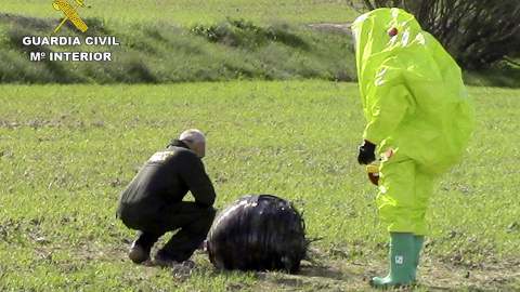 Fotografía facilitada por la Guardia Civil de la actuación realizada por el Grupo de Desactivación de Artefactos Explosivos (GEDEX) con la colaboración de un supervisor de instalaciones radioactivas, dependiente del SEF (Servicio Regional d