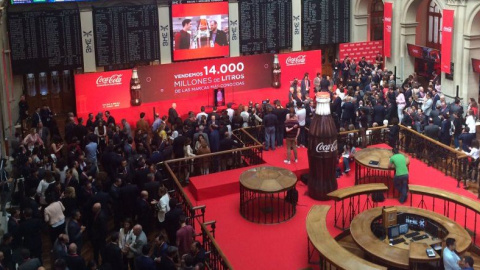 Imagen del patio de negociación de la Bolsa de Madrid el primer día de cotización de Coca-Cola European Partners.