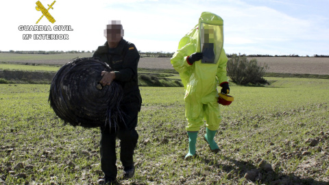 Fotografía facilitada por la Guardia Civil de la actuación realizada por el Grupo de Desactivación de Artefactos Explosivos (GEDEX) con la colaboración de un supervisor de instalaciones radioactivas, dependiente del SEF (Servicio Regional d