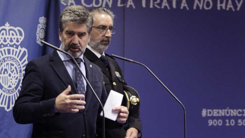 El director general de la Policía, Ignacio Cosidó, junto a Eugenio Pereiro, jefe de la Unidad de la Investigación Tecnológica de la Policía Nacional, durante la rueda de prensa para informar de una macrooperación policial contra la pedofili