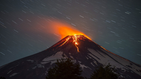 Erupción del volcán Villarrica, hoy 3 de marzo de 2015, en Villarrica, a unos 750 kilómetros al sur de Santiago de Chile. /EFE