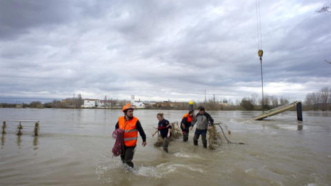 Labores de ayuda en Tudela (Navarra). EFE/Villar López