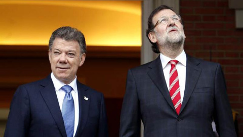 El presidente del Gobierno, Mariano Rajoy, junto al presidente de Colombia, Juan Manuel Santos, observa el cielo de Madrid. / J.J. GUILLÉN (EFE)