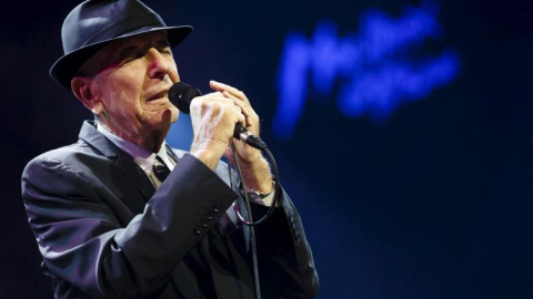 El cantante canadiense, Leonard Cohen, durante una actuación en 2013. REUTERS/Valentin Flauraud/Files