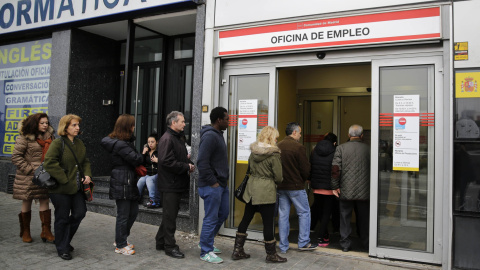 Cola delante de una oficina del Servicio Público de Empleo en Madrid. REUTERS/Andrea Comas