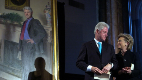 El expresidente de EEUU Bill Clinton y su mujer Hillary Clinton junto al retrato