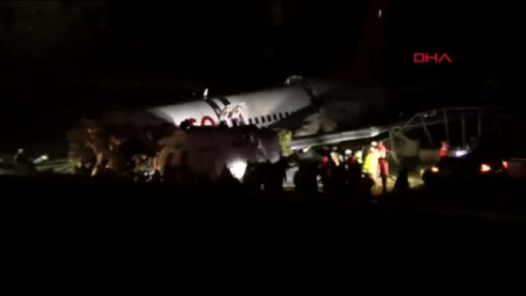 Un avión se sale de pista en Estambul y se rompe en tres después de aterrizar