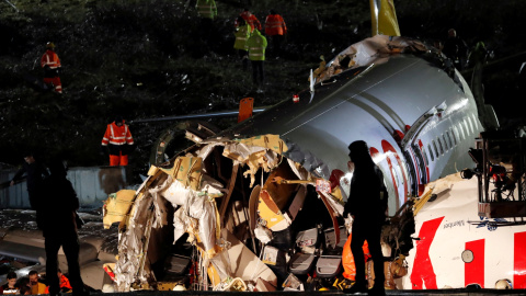 05/02/2020 - Los socorristas operaron en el lugar del accidente aéreo de Pegasus Airlines en Estambul, Turquía . REUTERS / Murad Sezer