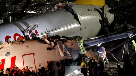 05/02/2020- Los socorristas trabajan alrededor del fuselaje roto del avión de Pegasus Airlines que se estrelló en la pista del aeropuerto Sabiha Gokcen de Estambul, Turquía. REUTERS / Murad Sezer