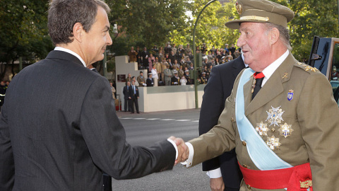 El expresidente José Luis Rodríguez Zapatero y el rey emérito Juan Carlos I. / Wikimedia Commons