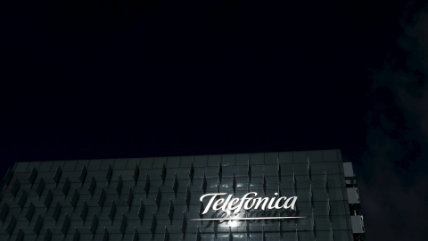 El logo de Telefonica, en su sede en Las Tablas, en la zona norte de Madrid. REUTERS/Juan Medina