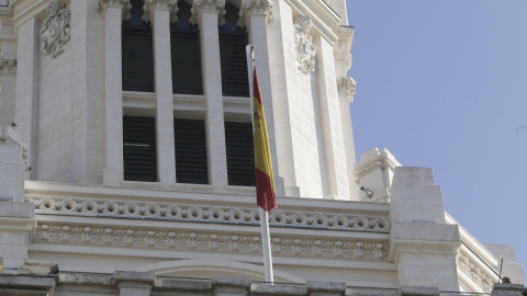 Una pancarta contra la violencia machista en la fachada del Ayuntamiento de Madrid, ciudad donde este sábado se celebra una marcha contra este tipo de violencia. EFE/Fernando Alvarado