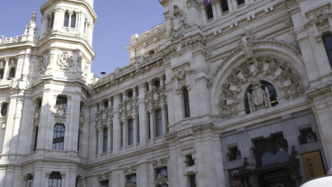 Una pancarta contra la violencia machista en la fachada del Ayuntamiento de Madrid, ciudad donde este sábado se celebra una marcha contra este tipo de violencia. EFE/Fernando Alvarado