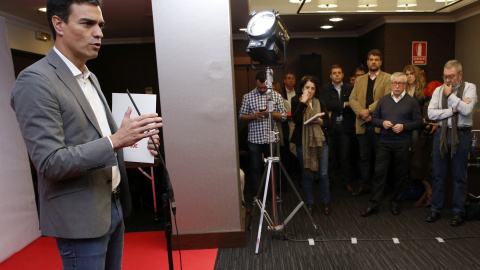 El secretario general del PSOE, Pedro Sánchez, durante la rueda de prensa que ha ofrecido tras reunirse en un hotel de Madrid con los secretarios generales de UGT, Cándido Méndez, y de CCOO, Ignacio Fernández Toxo. EFE/Sergio Barrenechea