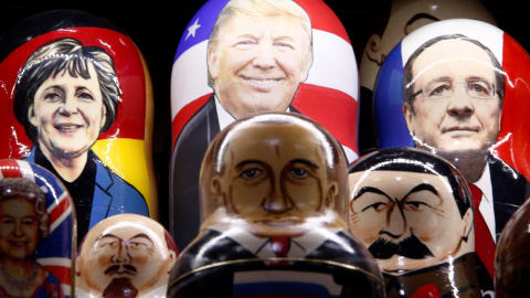 Matryoshkas pintadas con las caras de Angela Merkel, Donald Trump y François Hollande. / REUTERS