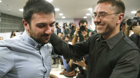 El portavoz de Podemos en el Senado y diputado regional en la Asamblea de Madrid, Ramón Espinar, es felicitado el por Juan Carlos Monedero, uno de los fundadores de Podemos, tras ganar las primarias para liderar la formación en la Comunidad