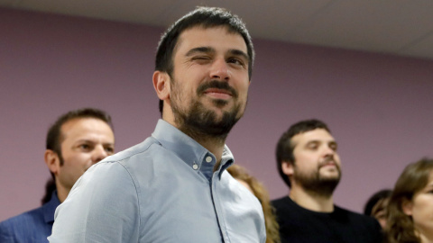 El portavoz de Podemos en el Senado y diputado regional en la Asamblea de Madrid, Ramón Espinar, al inicio de la rueda de prensa que ha ofrecido tras ganar las primarias para liderar la formación en la Comunidad de Madrid. EFE/JuanJo Martin