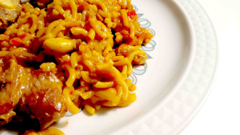 Fideos a la cazuela con costilla de cerdo.