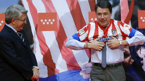 El presidente de la Comunidad de Madrid y el del Atlético de Madrid, Ignacio González (d) y Enrique Cerezo (i), respectivamente, en una imagen de archivo. EFE