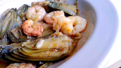 Plato de alcachofas con gambas.