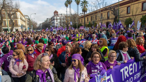 El "Tren de la dignidad" ha recorrido las calles de Sevilla para protestar por la retirada de las ayudas que la Junta otorgaba a 241 proyectos de igualdad de género, exclusión social y erradicación de la violencia machista. EFE/Julio Muñoz