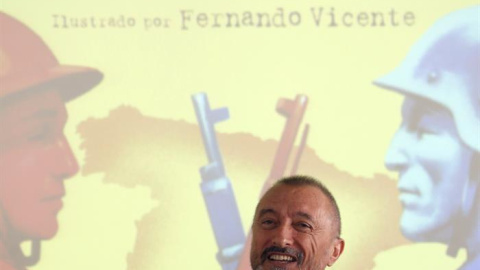 El escritor Arturo Pérez-Reverte ha presentado hoy su libro "La guerra civil contada a los jóvenes", ilustrado por el pintor Fernando Vicente.