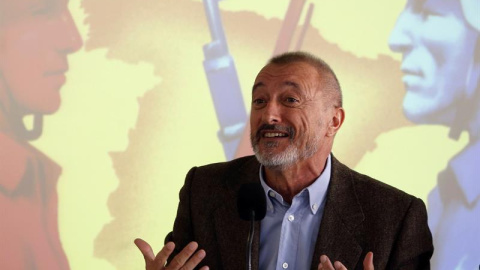 El escritor Arturo Pérez-Reverte ha presentado hoy su libro "La guerra civil contada a los jóvenes", ilustrado por el pintor Fernando Vicente. EFE