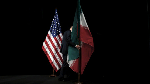 las banderas de Estados Unidos e Irán en una sala de conferencias en Viena, Austria.- REUTERS/ARCHIVO